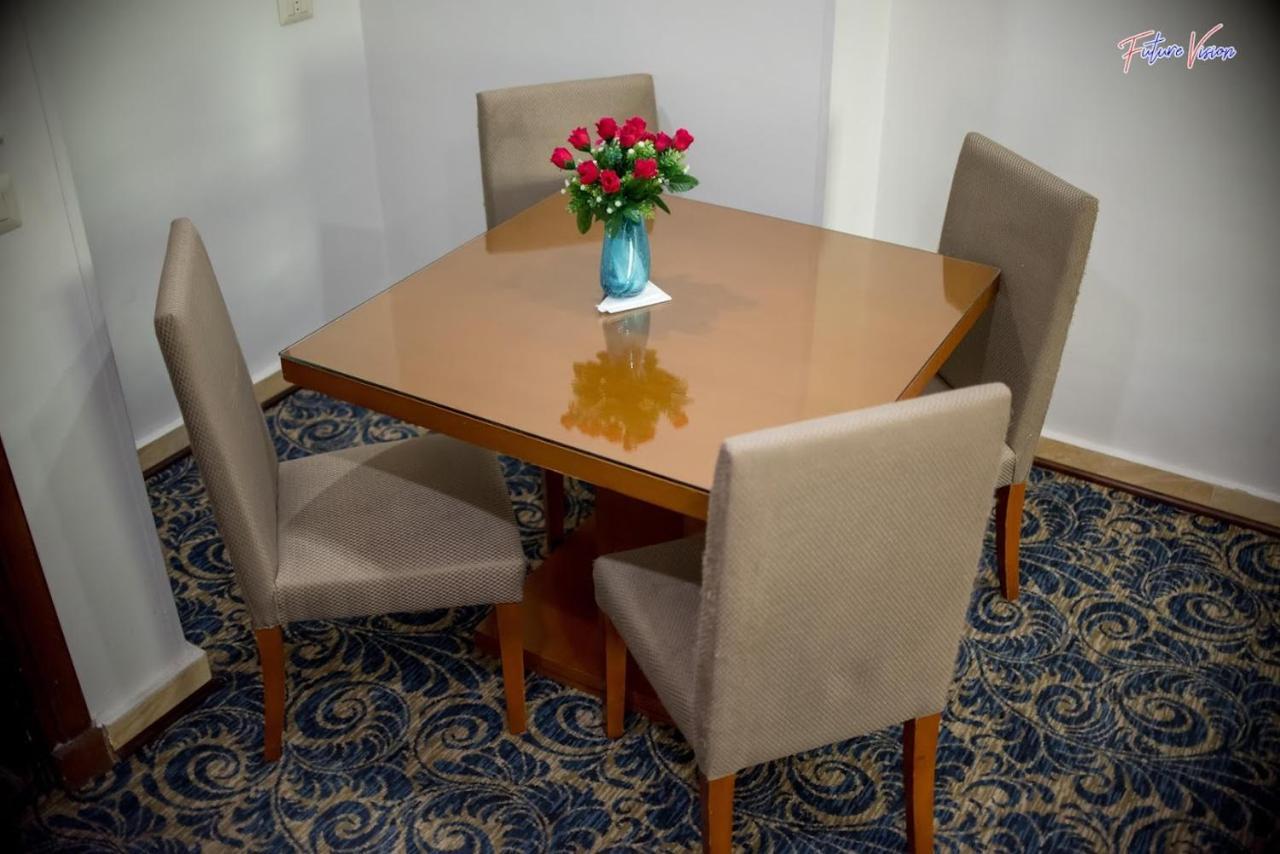 Rehana Plaza Hotel Cairo Exterior foto A dining table with four chairs
